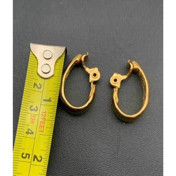 Vintage MONET 1960s Goldtone Ribbed Hoop Texture Clip On Earrings Signed - Picture 6 of 6